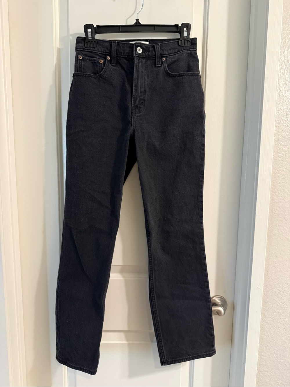 Abercrombie 90’s Straight Ultra High Rise Distressed Pant - SIZE 25 short (0s)